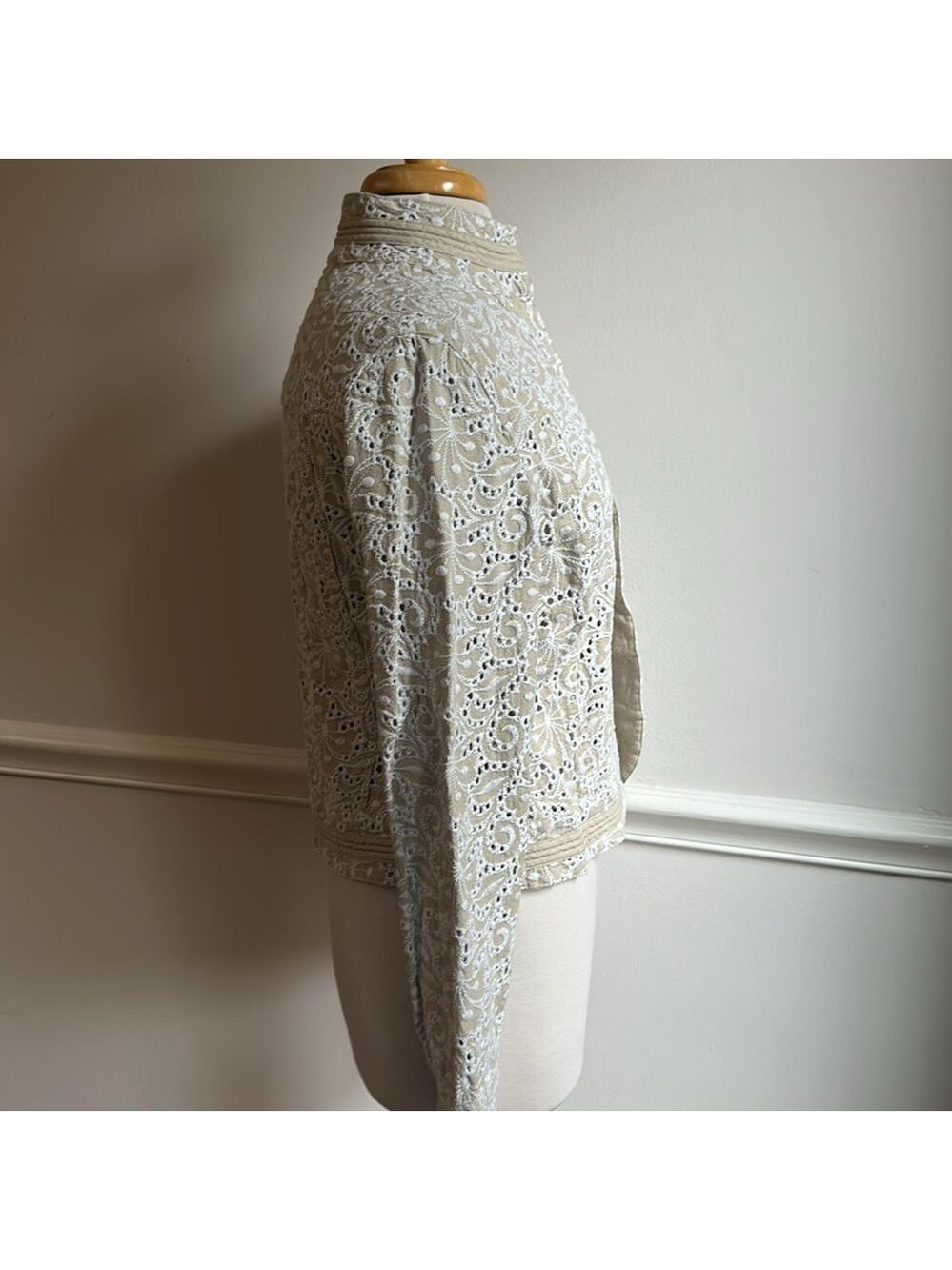 Chico's linen cream tan all over embroidered jacket tab collar Size 1 EUC - Picture 4 of 7